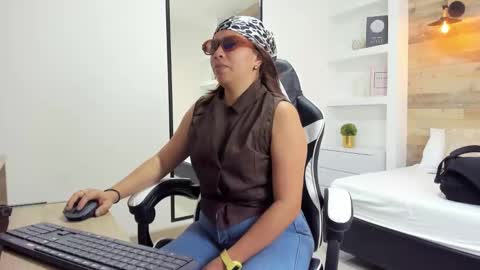 ALMA FENIX  online show from October 2025 12:25:01 PM