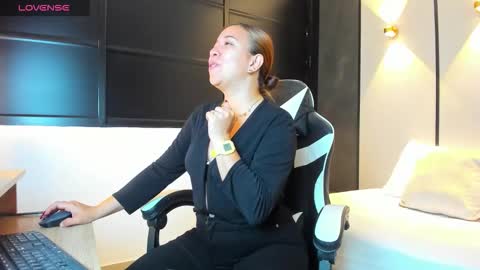 ALMA FENIX  online show from October 2025 12:28:02 PM