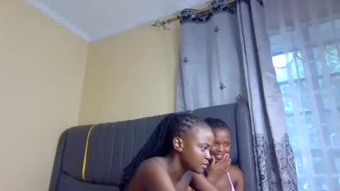 Snapshot of alora_bby chatting on November 2025 12:22:01 PM Elly online show from November 2025 12:22:01 PM