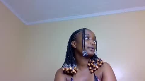 Snapshot of alora_bby chatting on November 2025 12:33:01 PM Elly online show from November 2025 12:33:01 PM