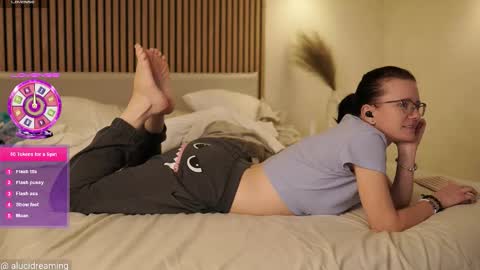 Snapshot of alucidreaming chatting on September 2025 09:06:02 PM Lucid Dreaming online show from September 2025 09:06:02 PM