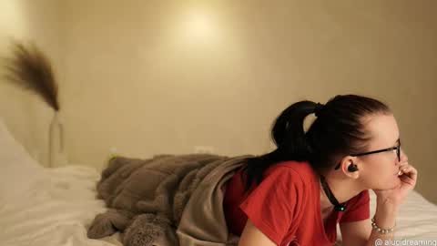 Snapshot of alucidreaming chatting on December 2025 09:00:01 PM Lucid Dreaming online show from December 2025 09:00:01 PM