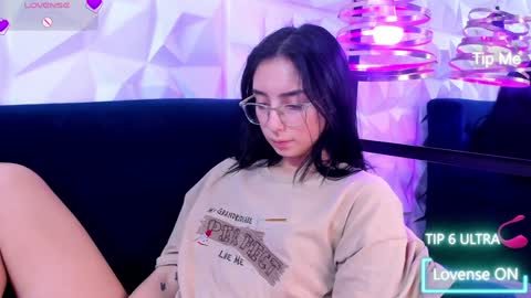 Snapshot of alys_molly chatting on December 2024 05:16:01 PM sopie online show from December 2024 05:16:01 PM