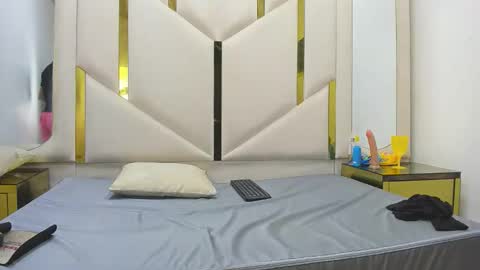 Amia y Sofia online show from November 2025 08:30:02 PM