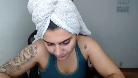 The queen of the biceps  online show from December 2025 02:34:01 PM