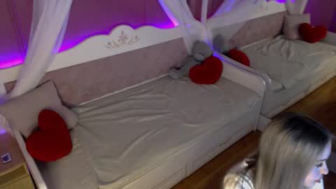 AmandaLind online show from November 2025 03:35:01 PM