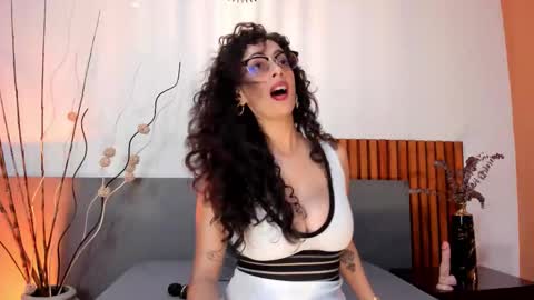 Amara Yasbel online show from December 2025 06:03:01 PM