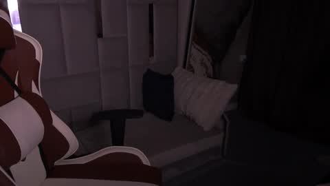 Ellie online show from December 2025 10:38:01 PM