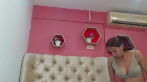 Amber Moore online show from November 2025 05:56:01 PM