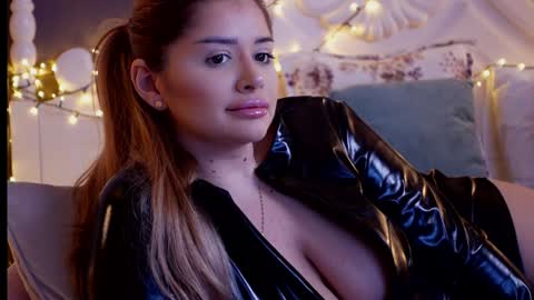 Amberseyes online show from December 2024 12:45:02 PM