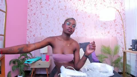 Amelia Adams online show from November 2025 07:35:02 PM