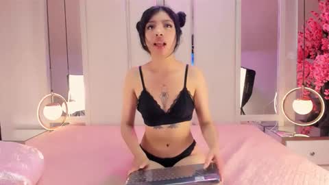 AMELIA TREVICOTT  online show from November 2025 04:23:01 AM