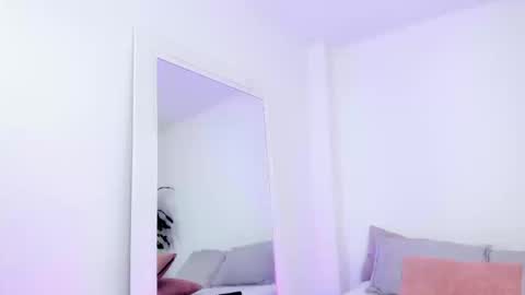 Amelie  online show from September 2025 09:48:02 PM