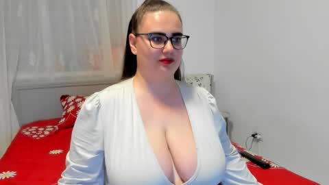 Snapshot of amiravyxen chatting on June 2026 07:52:01 PM Amira Vyxen online show from June 2026 07:52:01 PM