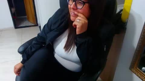 Snapshot of anaids_dam chatting on December 2024 07:00:02 AM anaids online show from December 2024 07:00:02 AM