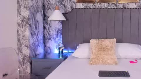 Mia online show from September 2025 12:09:02 PM