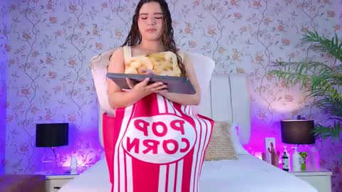 Mia online show from October 2025 12:17:02 PM