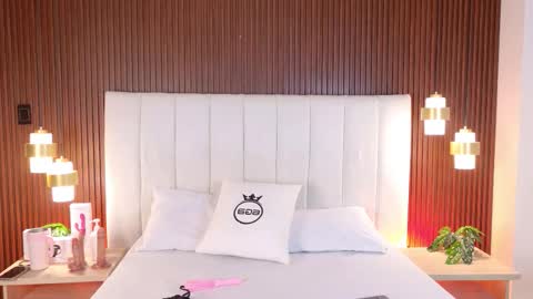 Mia online show from October 2025 12:26:02 PM