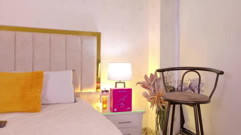 Mia online show from April 2026 12:09:02 PM