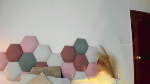 Andra Cyrus online show from October 2025 02:04:01 PM