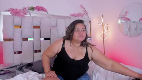 Snapshot of andreamom_ chatting on June 2026 01:28:02 AM Andrea online show from June 2026 01:28:02 AM