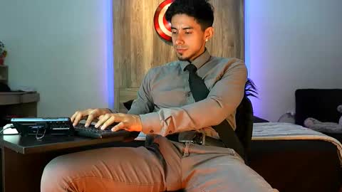 Andrew online show from November 2025 03:27:01 AM