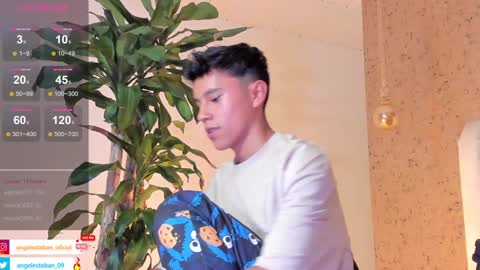 ngel Esteban  online show from February 2025 10:29:01 AM