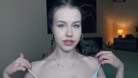 Snapshot of angel_to_burn chatting on June 2026 07:35:01 AM SofiaSofi online show from June 2026 07:35:01 AM