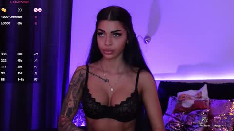 Angela online show from November 2025 01:21:02 PM