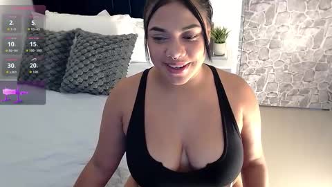 Angela online show from November 2025 07:03:02 PM