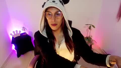 Snapshot of angele_johnson chatting on July 2026 06:46:01 PM angele online show from July 2026 06:46:01 PM