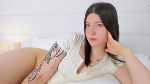 Snapshot of angelicmoon chatting on September 2025 01:39:02 AM Angelic online show from September 2025 01:39:02 AM