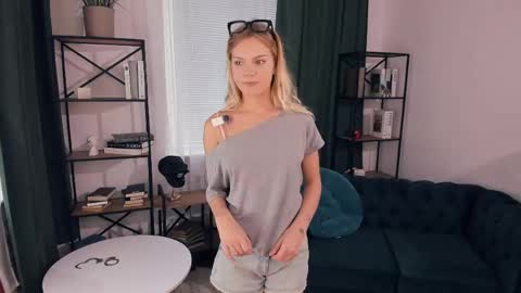 Snapshot of angelinahass chatting on May 2026 08:53:02 AM Alice WOW online show from May 2026 08:53:02 AM