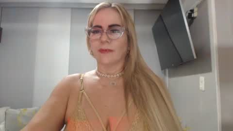 angelinna_12 online show from September 2025 01:49:02 AM