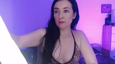 Snapshot of angiesquirt chatting on January 2025 06:15:02 AM VALENTINA online show from January 2025 06:15:02 AM