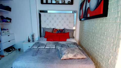 laura  online show from October 2025 11:58:01 PM