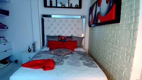 laura  online show from October 2025 09:49:02 PM