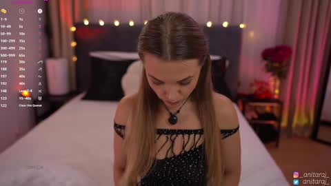 Im Anita thumb up me please its important online show from October 2025 10:19:02 PM