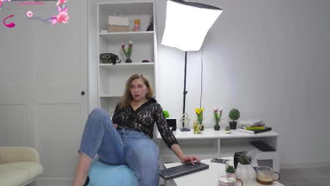 Snapshot of anna_glamlovely chatting on October 2025 04:57:02 AM Anna online show from October 2025 04:57:02 AM