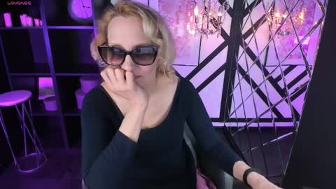 Snapshot of anna_noir chatting on May 2026 05:38:01 AM Anna online show from May 2026 05:38:01 AM