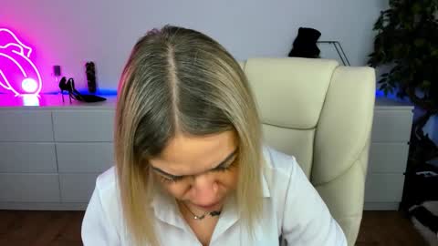 anna_snow9 online show from December 2025 06:46:02 PM