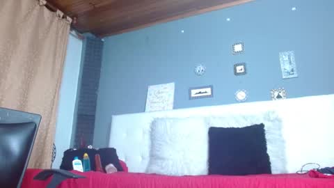 annie_scott_ online show from February 2025 11:23:02 PM