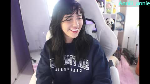 Snapshot of annie_snow_ chatting on May 2026 09:44:02 PM JEANNE no olvides seguirme dont forget follow me uu online show from May 2026 09:44:02 PM