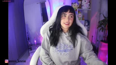Snapshot of annie_snow_ chatting on June 2026 01:28:02 AM JEANNE no olvides seguirme dont forget follow me uu online show from June 2026 01:28:02 AM