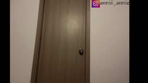 Snapshot of annie_snow_ chatting on July 2026 01:58:33 AM JEANNE no olvides seguirme dont forget follow me uu online show from July 2026 01:58:33 AM