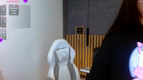 Annie Volker online show from November 2025 03:34:01 AM