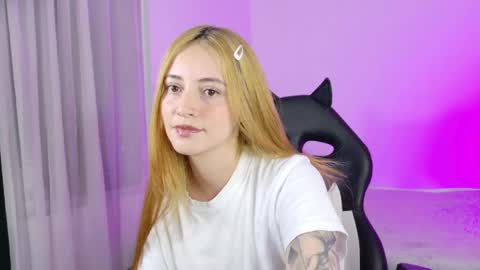 Snapshot of anniemora_ chatting on May 2026 01:25:02 AM Annie online show from May 2026 01:25:02 AM