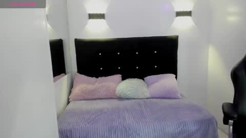 Annie Evans  online show from September 2025 02:32:01 PM