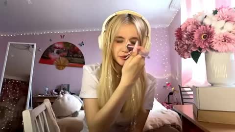 Snapshot of annrosy chatting on May 2026 07:35:02 AM Hello my name is Kate online show from May 2026 07:35:02 AM
