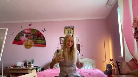 Snapshot of annrosy chatting on May 2026 12:58:01 PM Hello my name is Kate online show from May 2026 12:58:01 PM